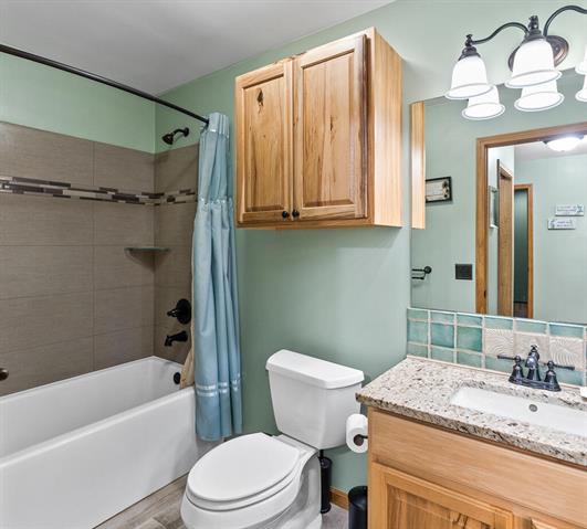 Builiding view sixteen for 423 Fernwood, Muskegon, MI. 49442