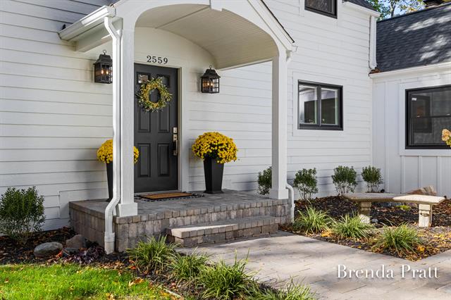 Builiding view two for 2559 Alger, Grand Rapids, MI. 49546