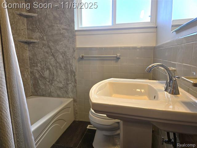 Builiding view fourteen for 629 N Campbell, Royal Oak, MI. 48067