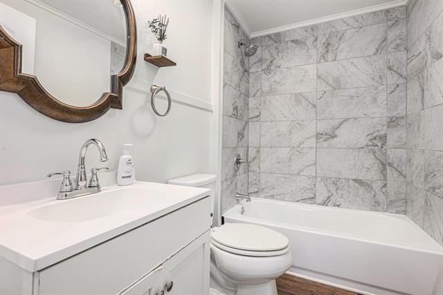 Builiding view sixteen for 1209 Cambridge, Kalamazoo, MI. 49001