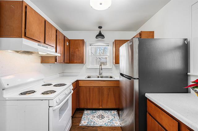 Builiding view ten for 1209 Cambridge, Kalamazoo, MI. 49001