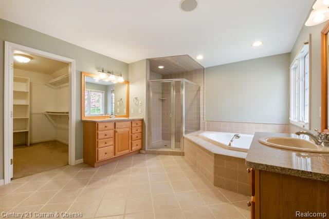 Builiding view forty three for 27852 Larson, Farmington, MI. 48331