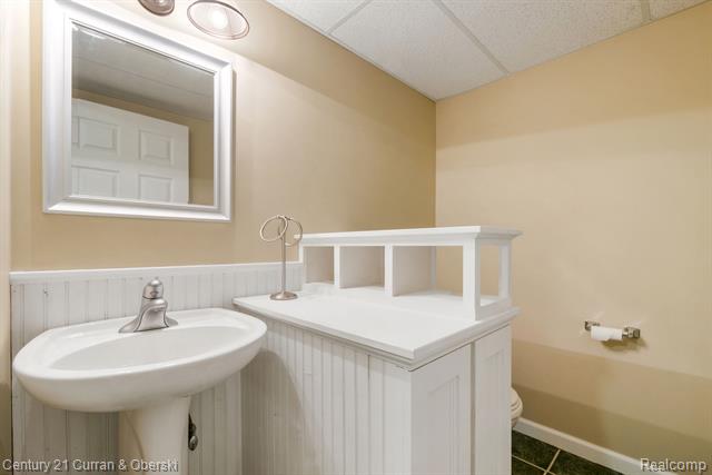 Builiding view sixty one for 27852 Larson, Farmington, MI. 48331