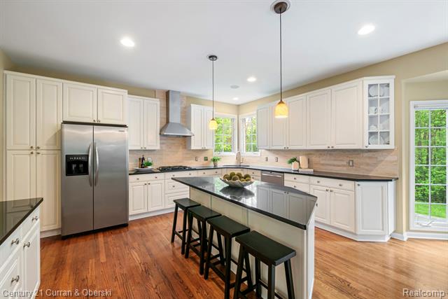 Builiding view twenty two for 27852 Larson, Farmington, MI. 48331