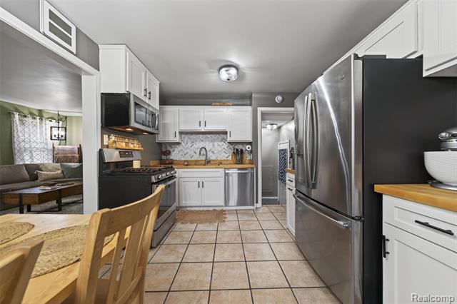 Builiding view eight for 2756 Buckingham, Berkley, MI. 48072