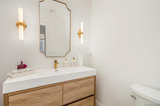 Builiding view eight for 22180 Ivanhoe, Southfield, MI. 48034