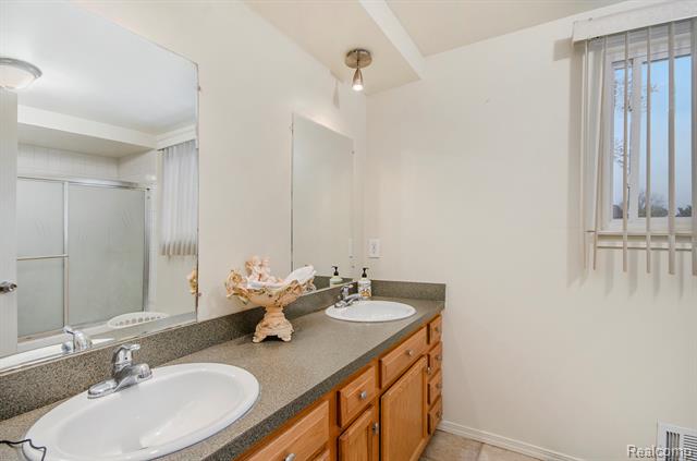 Builiding view fourteen for 22180 Ivanhoe, Southfield, MI. 48034