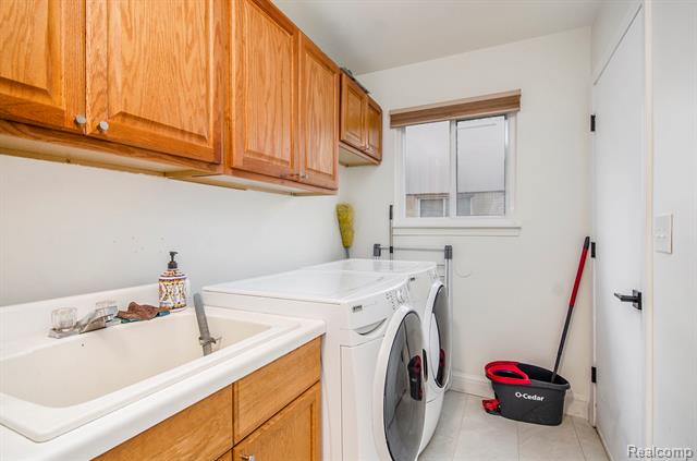 Builiding view nine for 22180 Ivanhoe, Southfield, MI. 48034