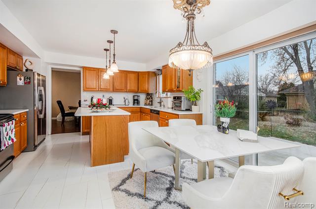 Builiding view seven for 22180 Ivanhoe, Southfield, MI. 48034