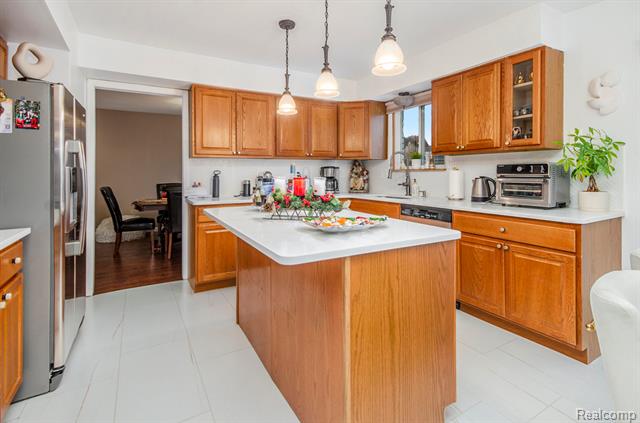 Builiding view six for 22180 Ivanhoe, Southfield, MI. 48034