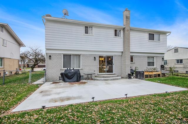 Builiding view sixteen for 22180 Ivanhoe, Southfield, MI. 48034