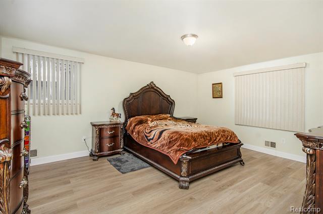 Builiding view ten for 22180 Ivanhoe, Southfield, MI. 48034