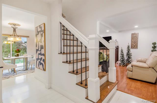 Builiding view two for 22180 Ivanhoe, Southfield, MI. 48034