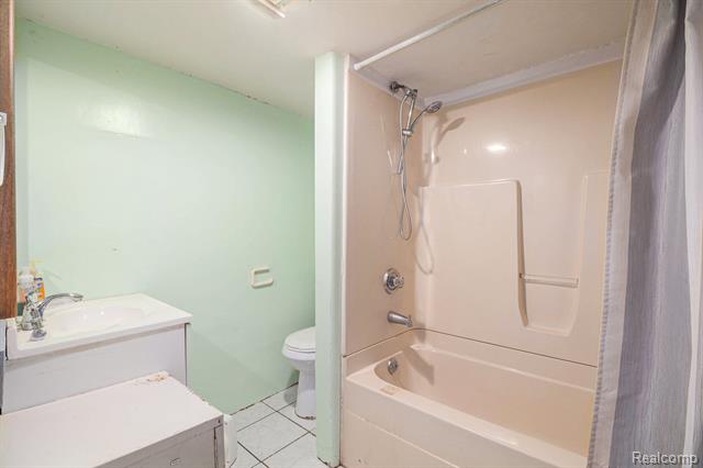 Builiding view eighteen for 3952 Greenfield, Berkley, MI. 48072