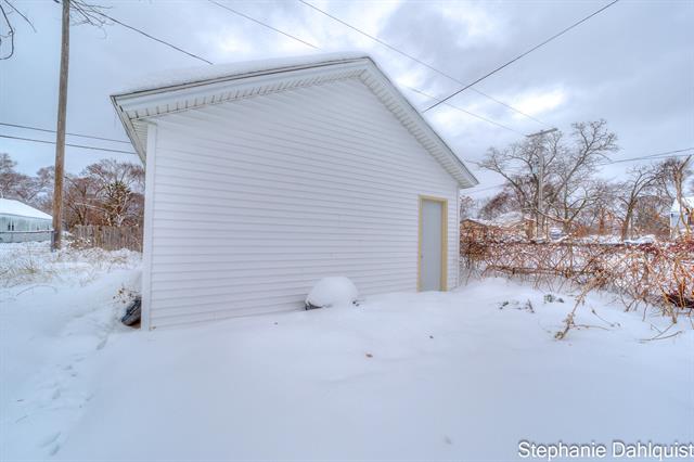 Builiding view twenty for 326 Mason, Muskegon, MI. 49441