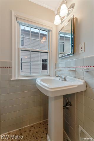 Builiding view thirty four for 2120 Vinsetta, Royal Oak, MI. 48073