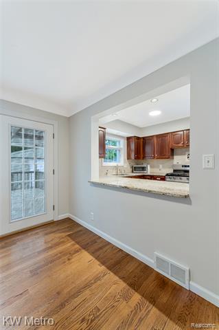 Builiding view thirty one for 2120 Vinsetta, Royal Oak, MI. 48073