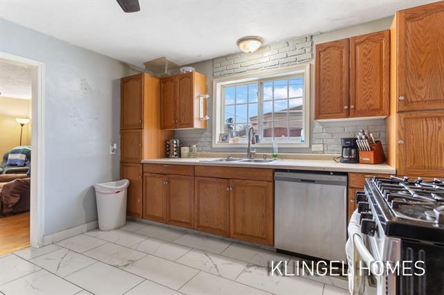 Builiding view seven for 947 Carlton, Muskegon, MI. 49442