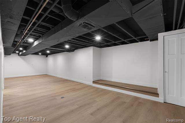 Builiding view twenty four for 29863 Fall River, Southfield, MI. 48076