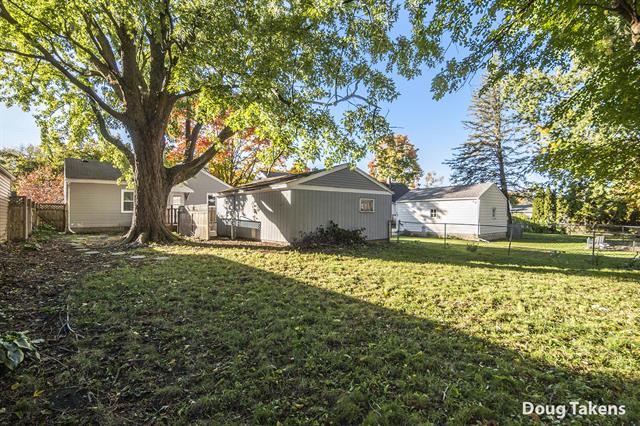 Builiding view three for 1238 Carlton, Grand Rapids, MI. 49505