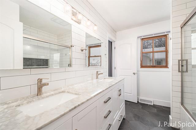 Builiding view fifteen for 4127 Chaminade, Grandville, MI. 49418