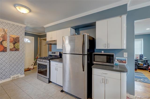 Builiding view eleven for 29841 Everett, Southfield, MI. 48076