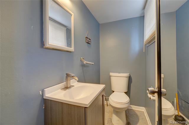 Builiding view thirteen for 29841 Everett, Southfield, MI. 48076