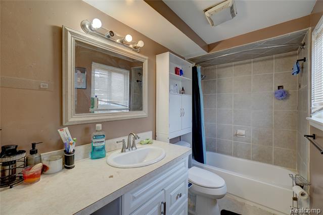 Builiding view twenty one for 29841 Everett, Southfield, MI. 48076