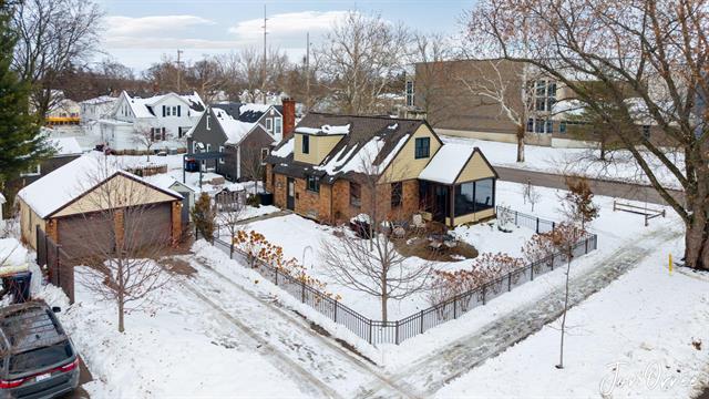 Builiding view forty five for 550 Washington, Holland, MI. 49423