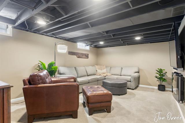 Builiding view thirty three for 550 Washington, Holland, MI. 49423