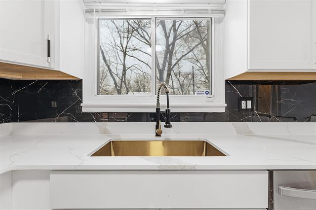 Builiding view ten for 29985 Spring River, Southfield, MI. 48076