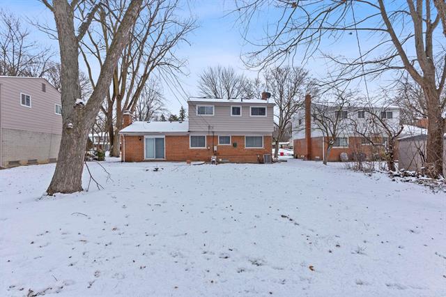 Builiding view twenty seven for 29985 Spring River, Southfield, MI. 48076