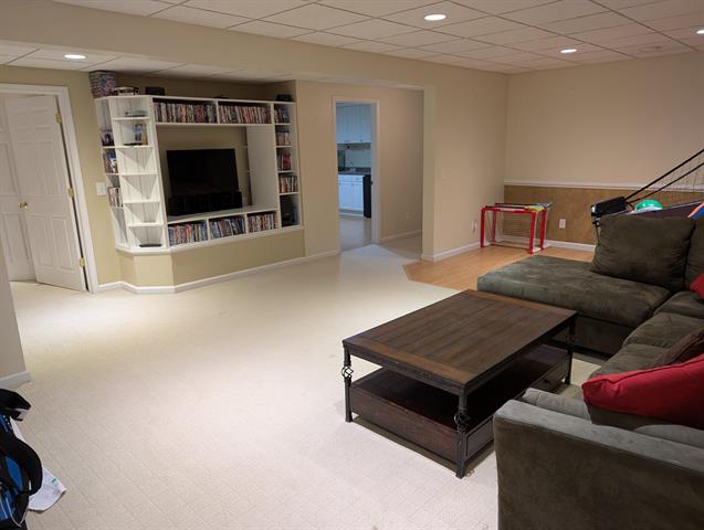 Builiding view forty four for 1040 Robinhood, Muskegon, MI. 49445