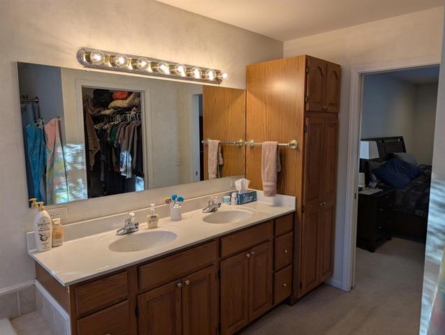 Builiding view thirty for 1040 Robinhood, Muskegon, MI. 49445