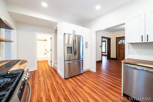 Builiding view eight for 402 Clinton, Hastings, MI. 49058