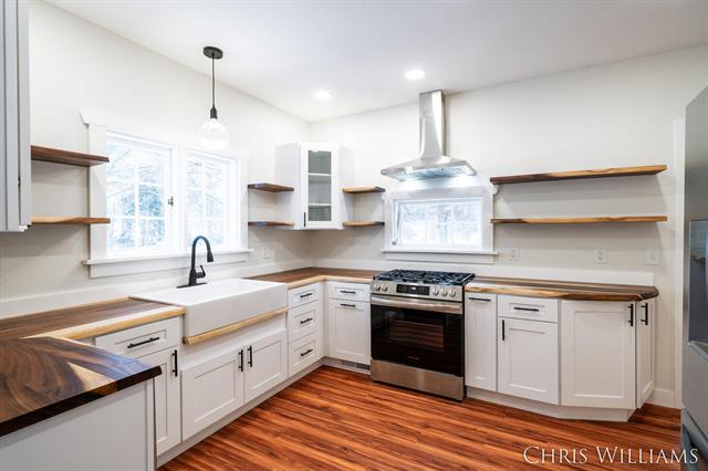 Builiding view five for 402 Clinton, Hastings, MI. 49058