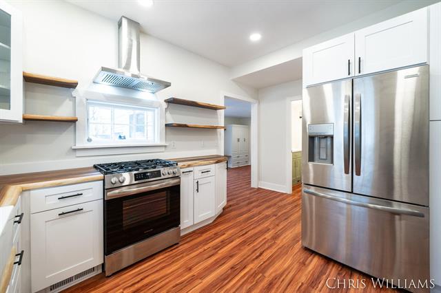 Builiding view seven for 402 Clinton, Hastings, MI. 49058