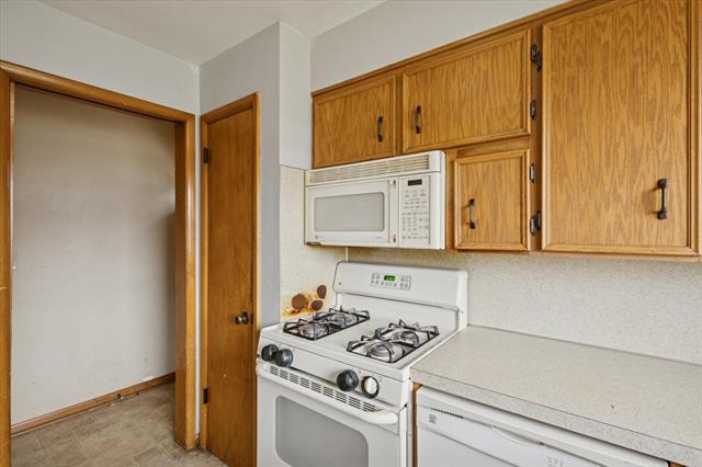 Builiding view fourteen for 1325 32Nd, Wyoming, MI. 49509