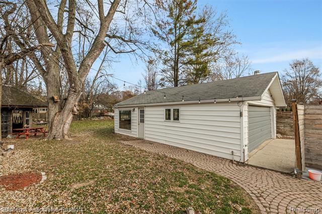 Builiding view eighteen for 726 Magnolia, Royal Oak, MI. 48073