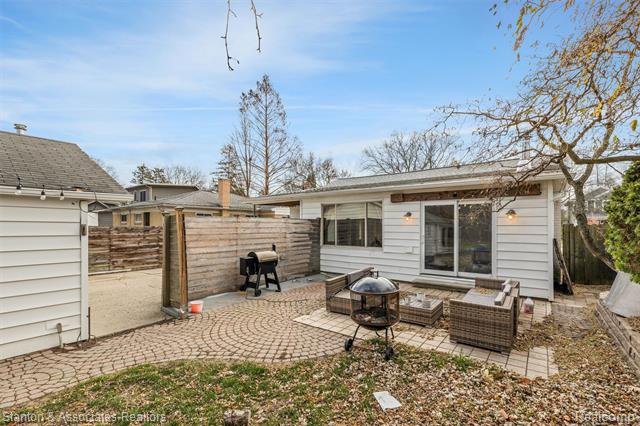 Builiding view seventeen for 726 Magnolia, Royal Oak, MI. 48073