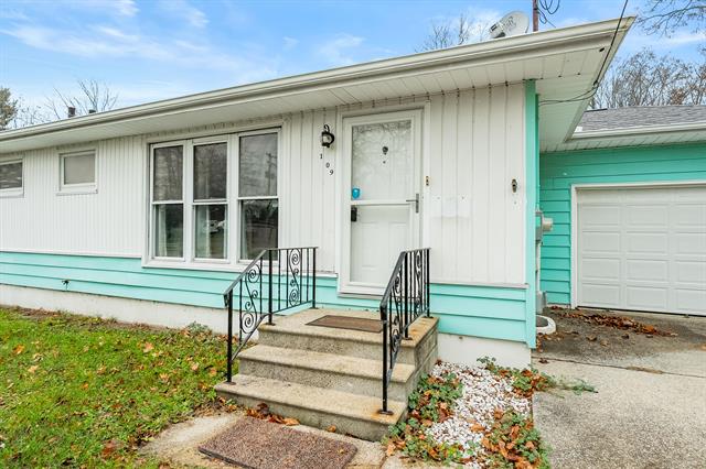 Builiding view twenty one for 109 Golden, Battle Creek, MI. 49015