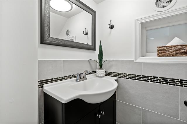 Builiding view fourteen for 115 Monroe, Kalamazoo, MI. 49006