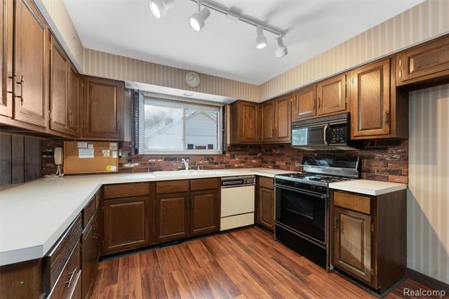 Builiding view two for 30190 Northgate, Southfield, MI. 48076