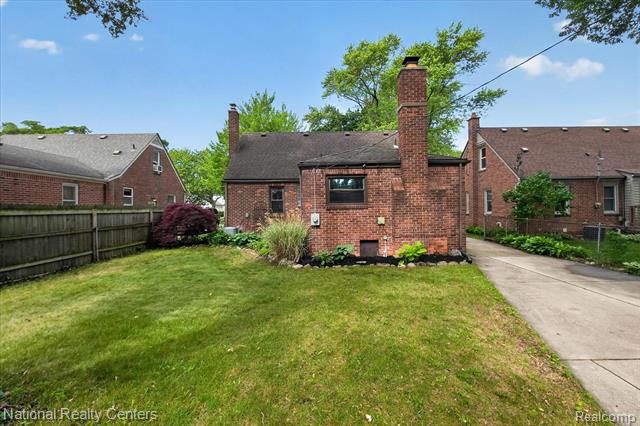 Builiding view thirty nine for 2436 N Vermont, Royal Oak, MI. 48073