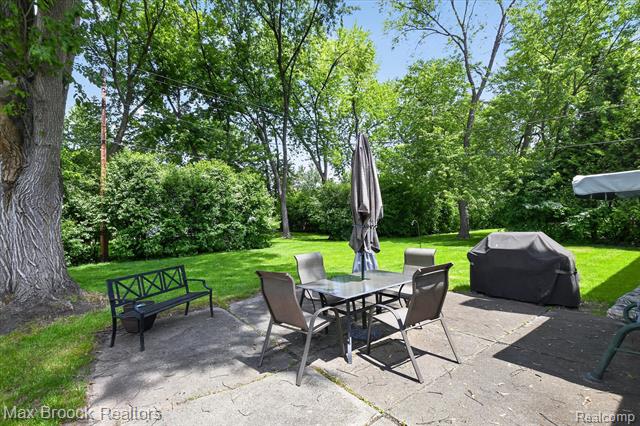 Builiding view thirty nine for 30195 Pleasant, Southfield, MI. 48076
