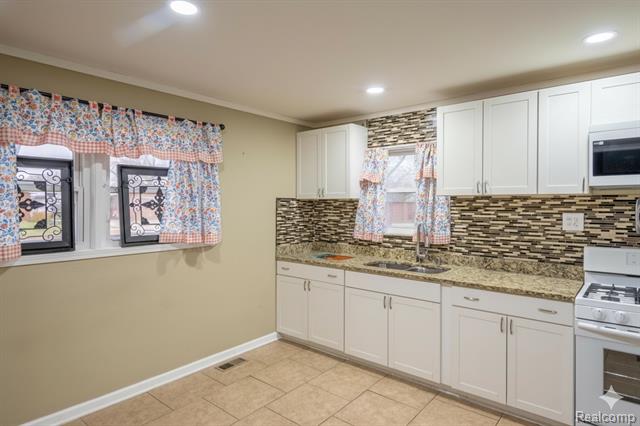 Builiding view eighteen for 1539 Dulong, Madison Heights, MI. 48071