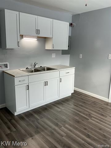 Builiding view eight for 15476 Strathmoor, Detroit, MI. 48227