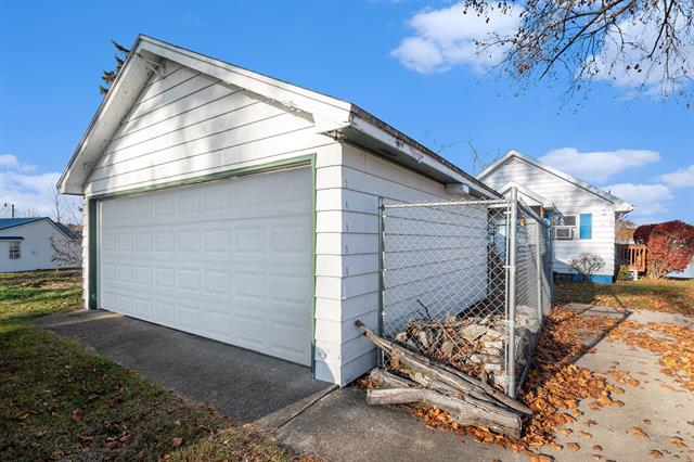 Builiding view fourteen for 24998 Lakeshore, Dowagiac, MI. 49047