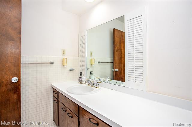 Builiding view eighteen for 31310 E Stonewood, Farmington, MI. 48334