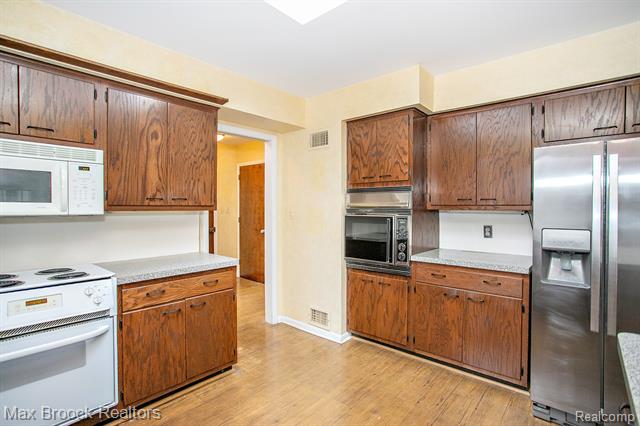 Builiding view fourteen for 31310 E Stonewood, Farmington, MI. 48334